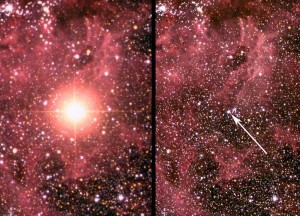 No dia 23 de fevereiro de 1987, observatórios no Chile e na Nova Zelândia fotografaram o momento exato em que a luz da supernova, hoje conhecida como 1987ª, chegou à Terra vinda da Grande Nuvem de Magalhães, após viajar 168 mil anos luz pelo espaço. Crédito: Anglo-Australian Observatory / David Malin 